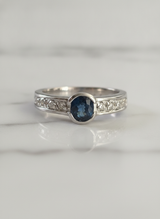 Anello in oro bianco con zaffiro blu centrale ct.0,40 e diamanti laterali ct. 0,20 H-VS Gr. 4,5