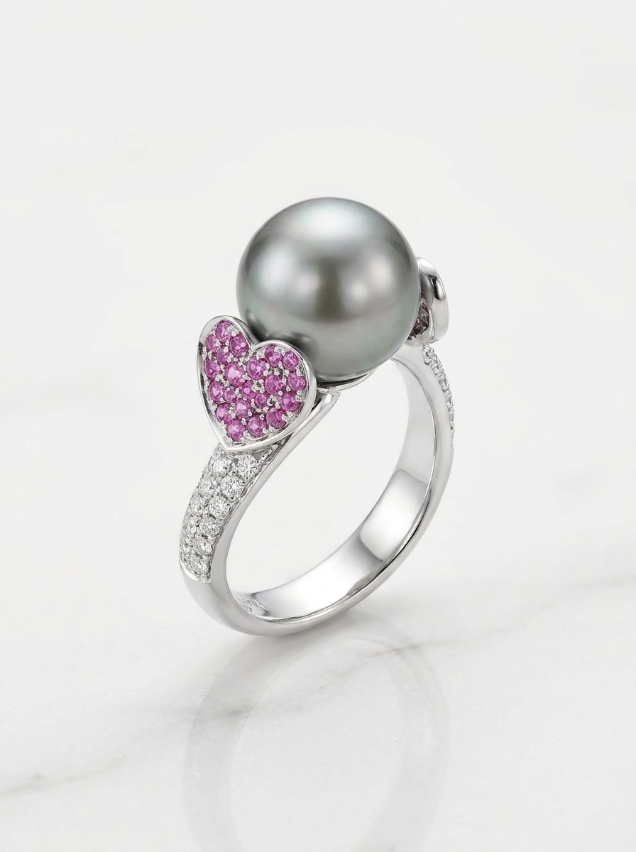 Anello oro bianco con perla Tahiti cuori laterali in zaffiri rosa ct. 0,41 e diamanti sul gambo ct. 0,37 mis 16