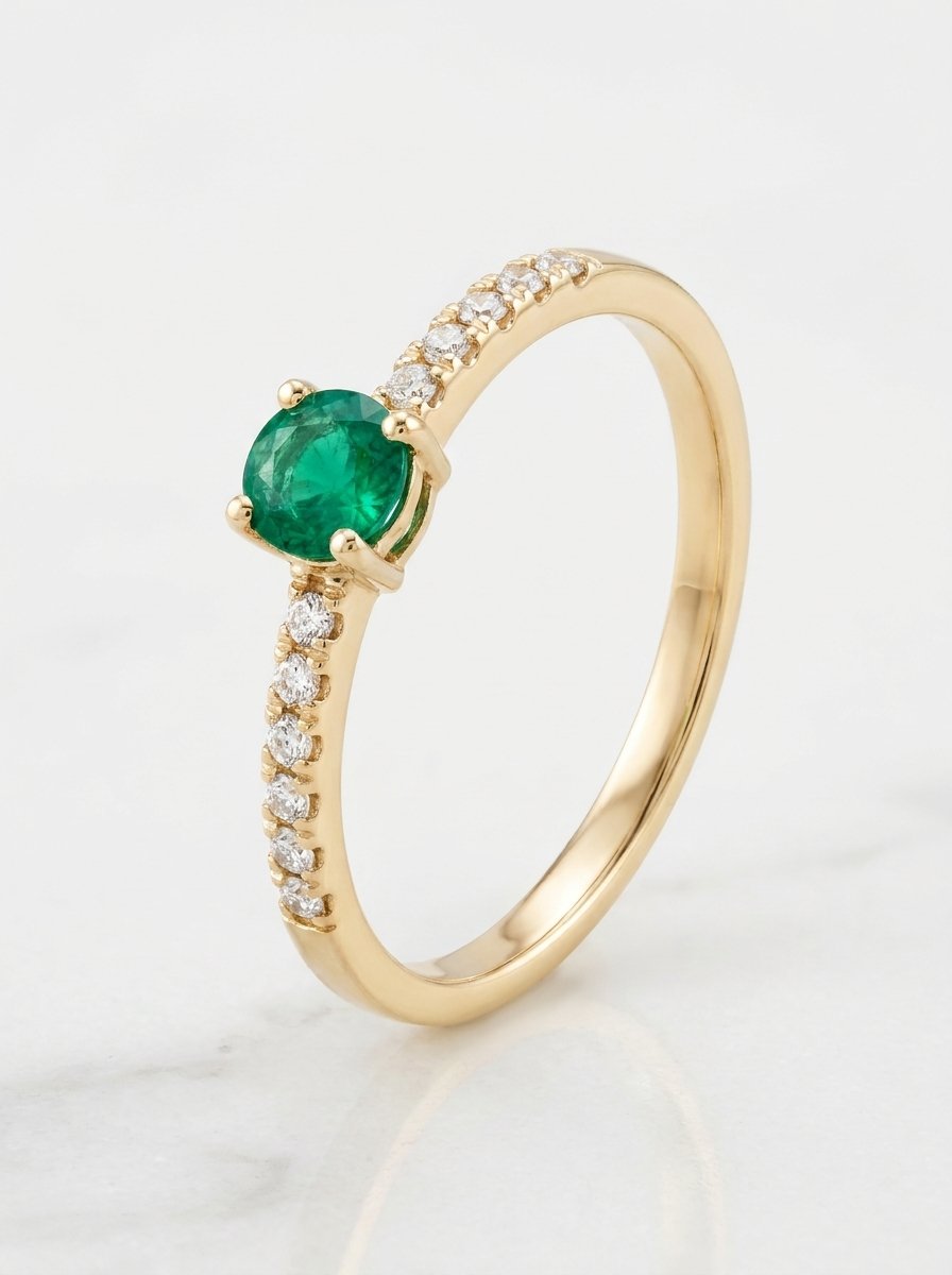 ANELLO FEDINA CON SMERALDO CENTRALE E DIAMANTI - Oro g 1.20 - Diamanti ct 0.06 - Smeraldi ct 0.17