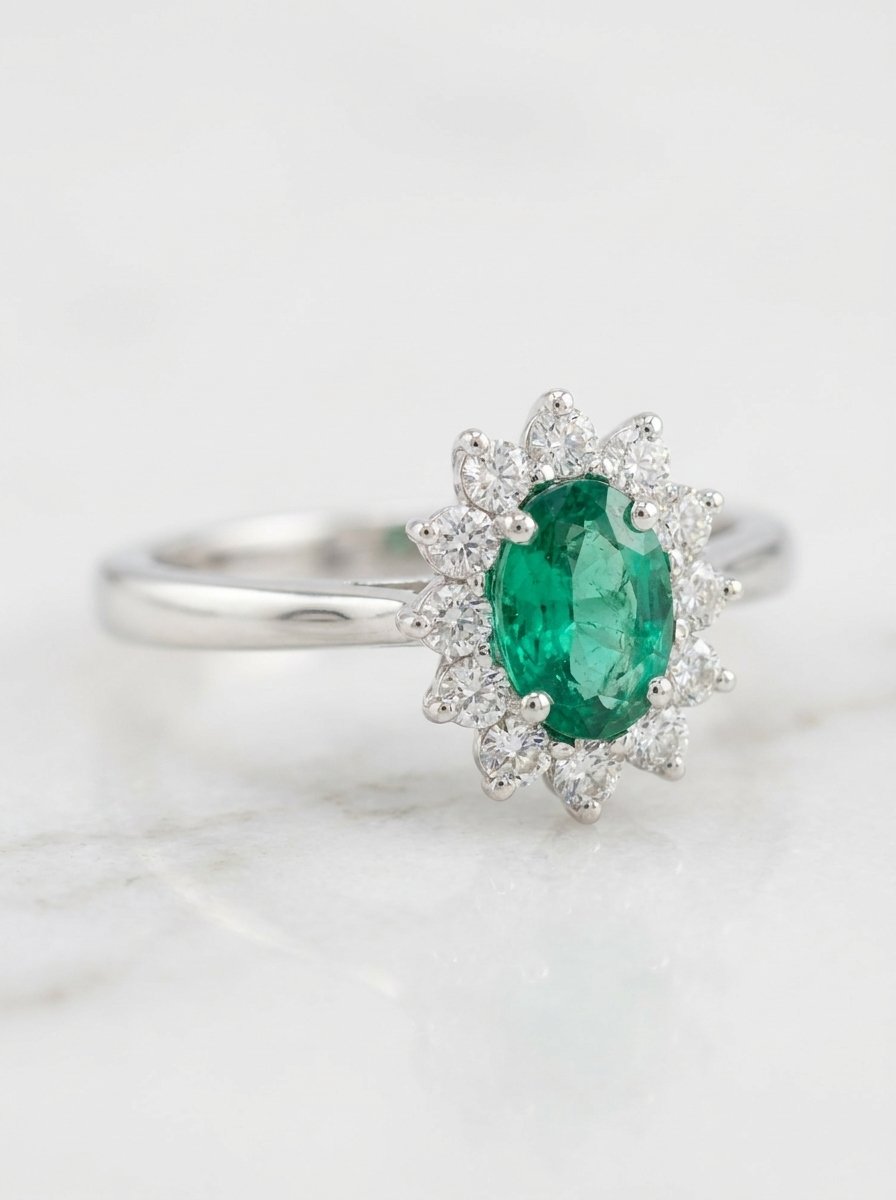 Anello in oro bianco con smeraldo centrale taglio ovale ct.0,42 e contorno di diamanti bianchi taglio brillante rotondo ct 0,22 F-VS au gr.3,8 mis 13