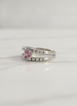 Anello in oro bianco cen zaffiro rosa centrale ct-0,5 e diamanti sul gambo ct.0,12 H-VS grammi 4,6