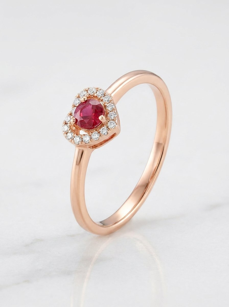 Anello oro rosa a cuore con rubino ct. 0,15 diamanti ct. 0,06 G-SI gr. 1,2 mis. 13