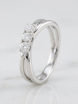 Anello trilogy in oro bianco e diamanti bianchi con gambo incrociato- Oro g 3.80 - Diamanti ct 0.20 F SI