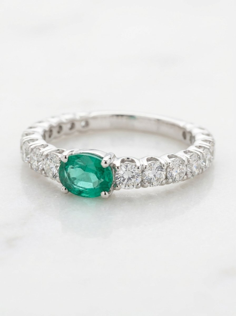 Anello oro bianco con smeraldo centrale ct. 0,32 e diamanti sul gambo a giro dito ct 0,58 F-VS gr.2,4