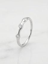 Anello ondine in oro bianco e 3 diamanti ct.0,06 G-SI au gr.1,3