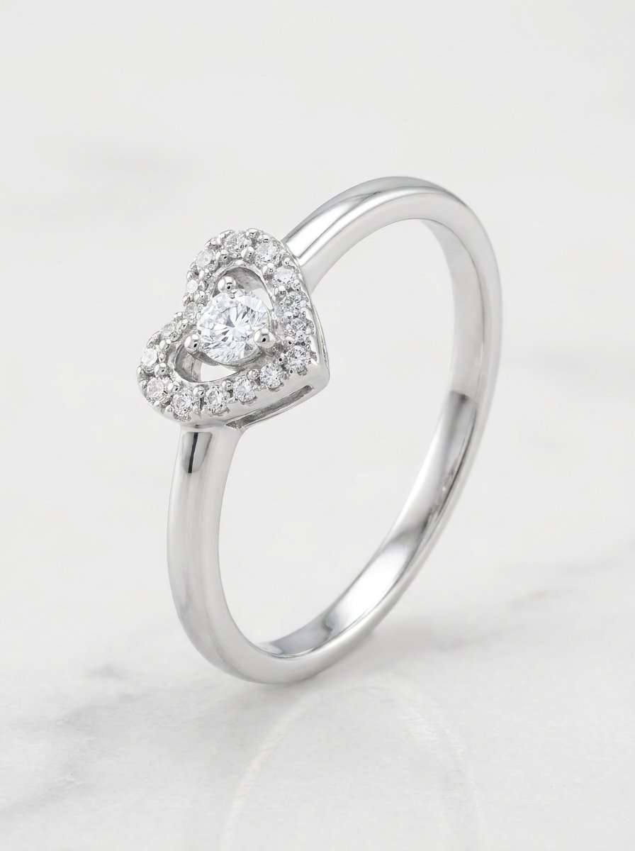 Anello cuore con contorno in oro bianco e diamanti bianchi ct.0,12 G-SI gr. 1,8