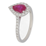 Anello con rubino taglio a goccia e contorno di diamanti in oro bianco