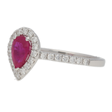 Anello con rubino a goccia e diamanti