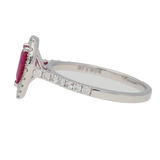Anello con rubino a goccia e diamanti