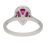 Anello con rubino a goccia e diamanti