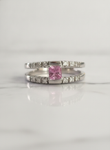 Anello in oro bianco cen zaffiro rosa centrale ct-0,5 e diamanti sul gambo ct.0,12 H-VS grammi 4,6
