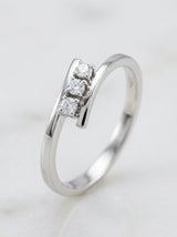 Anello trilogy fantasia in oro bianco  e diamanti bianchi ct 0,10 F-SI au gr. 2,10