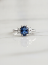 Anello centrale zaffiro ct.1,53 diamanti ct. 0,24 H-VS