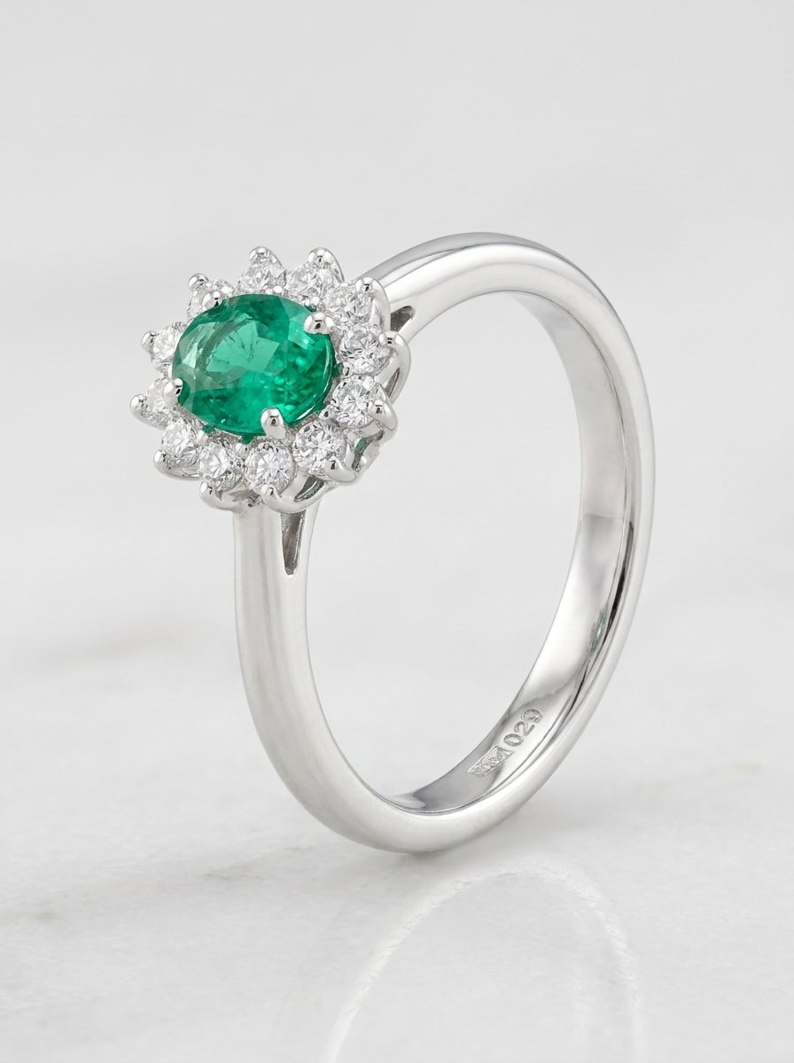 Anello in oro bianco con smeraldo centrale taglio ovale ct.0,42 e contorno di diamanti bianchi taglio brillante rotondo ct 0,22 F-VS au gr.3,8 mis 13