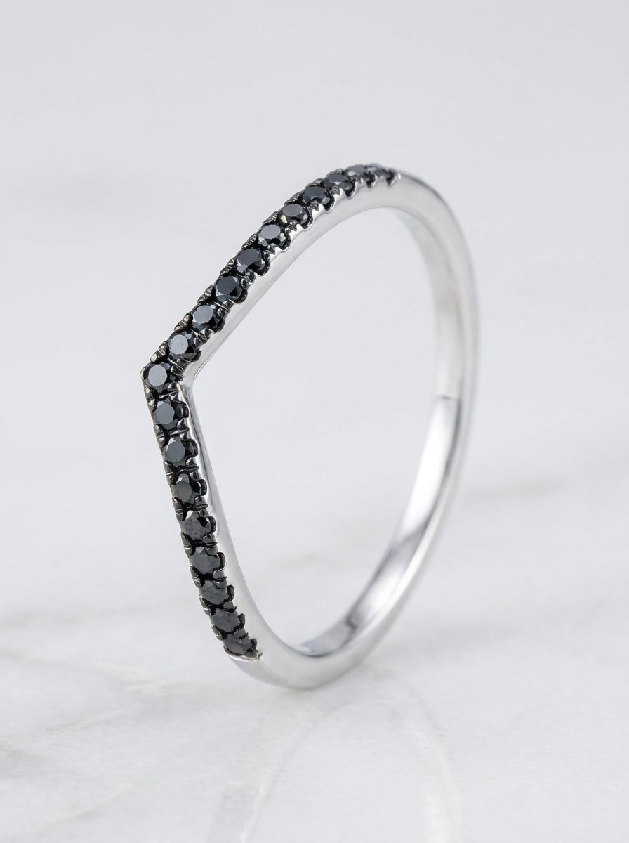 Anello a v bianco diamanti neri ct. 0,17 gr. 1,3