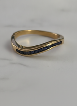 Anello riviera a onda in oro giallo e zaffiri blu ct.0,62 gr.3,7