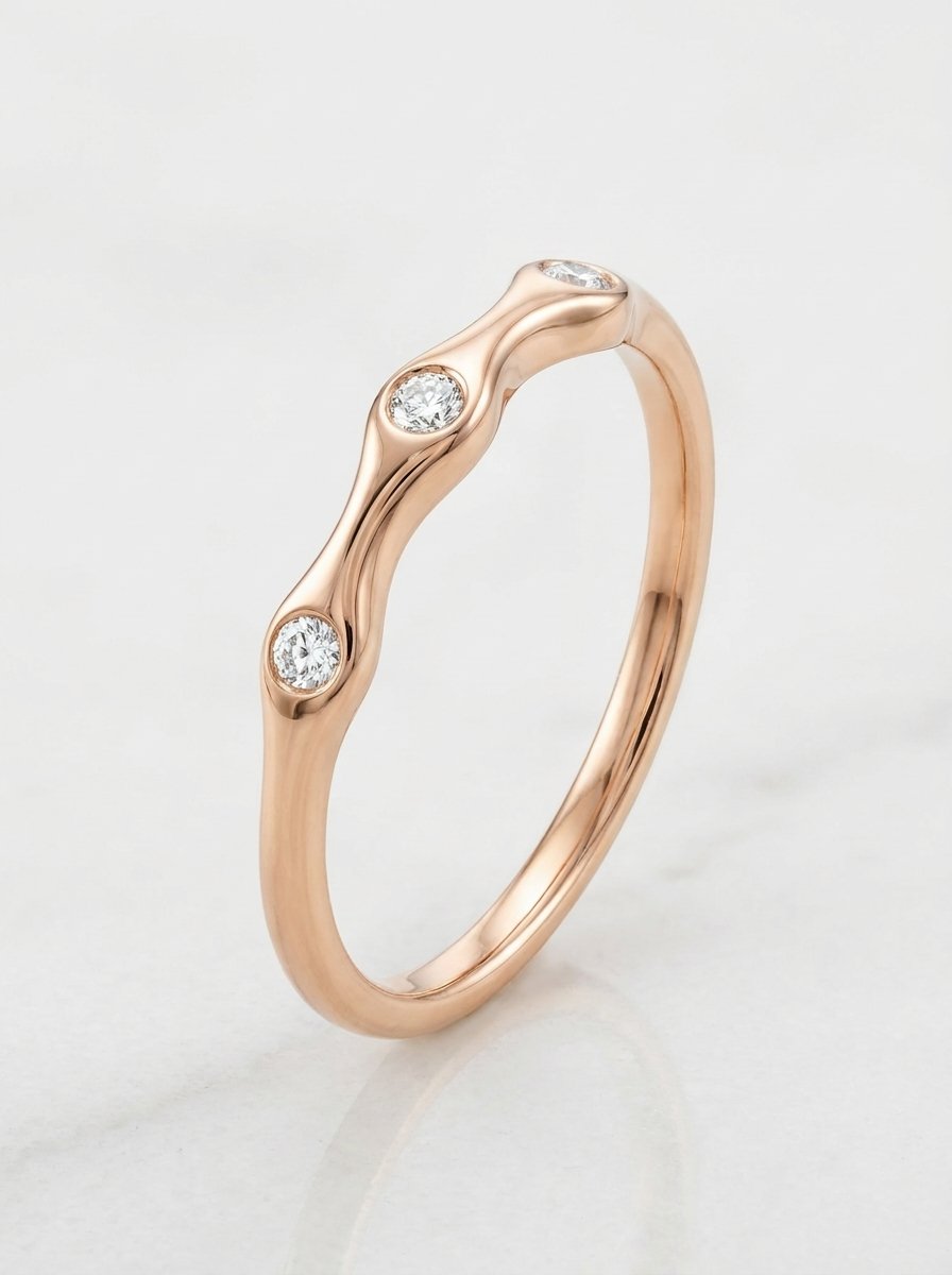 Anello fedina ondine in oro rosa e 3 diamanti bianchi ct 0,06 G-SI au gr.1,3