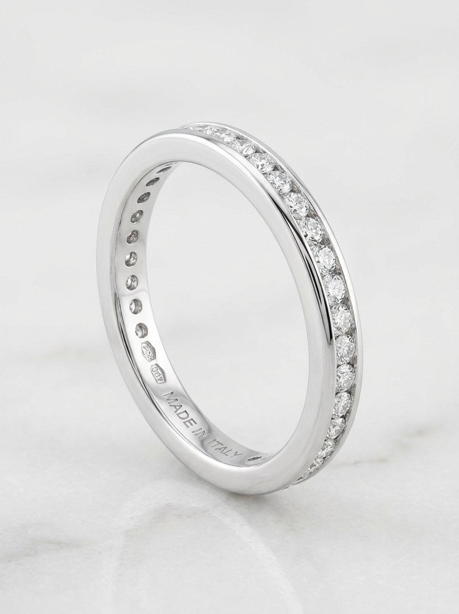 Anello girodito binario in oro bianco. E diamanti bianchi taglio brillante rotondo per un peso totale di ct. 0,56 G-VVS1 au gr. 3,45 mis. 14