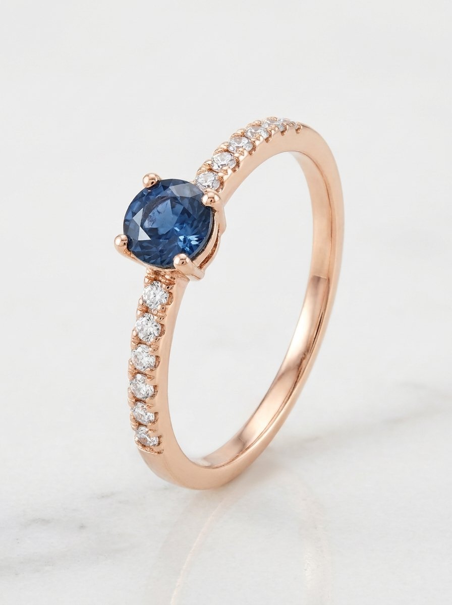 ANELLO FEDINA CON ZAFFIRO CENTRALE E DIAMANTI  IN ORO ROSA Oro g 1.20 - Diamanti ct 0.06 - Zaffiri ct 0.22
