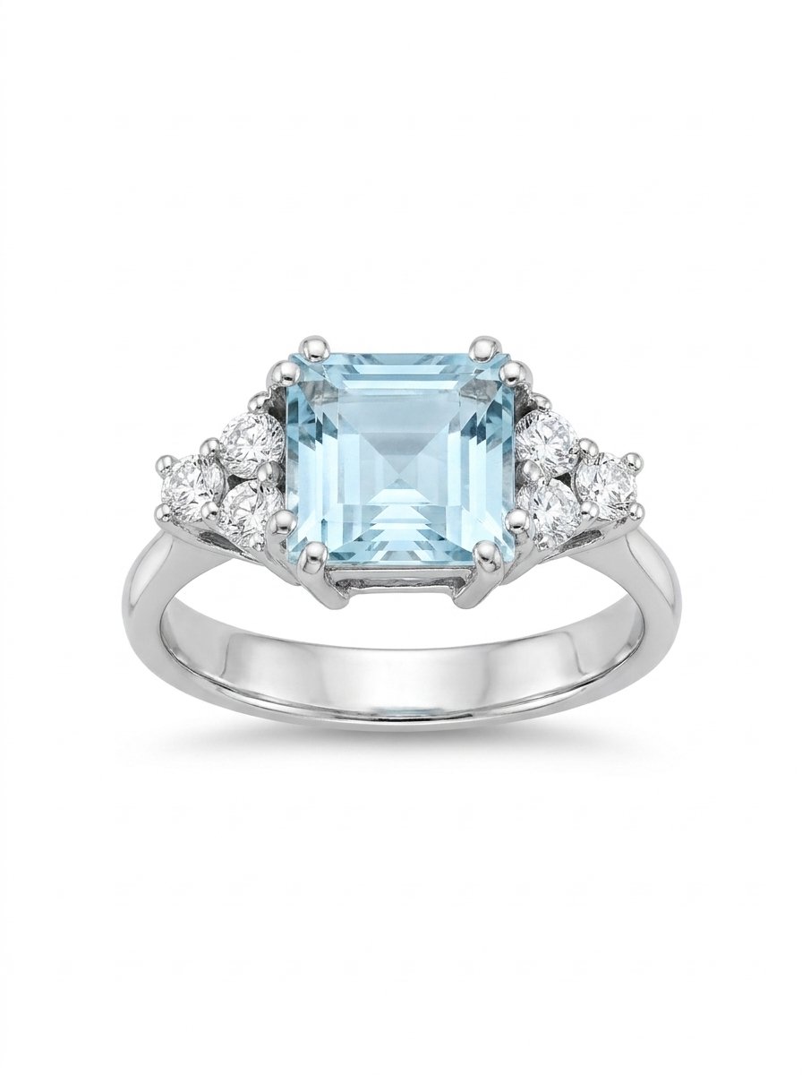 Anello in oro bianco con acquamarina taglio quadrato da 2 ct e diamanti laterali per un totale di ct 0,36 mis. 14 au gr. 5,7