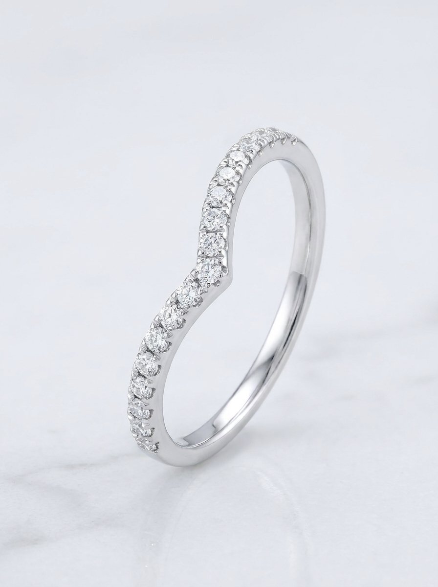 ANELLO A V CON DIAMANTI IN ORO BIANCO - Oro g 1.20 - Diamanti ct 0.15