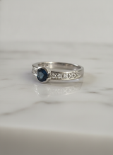 Anello in oro bianco con zaffiro blu centrale ct.0,40 e diamanti laterali ct. 0,20 H-VS Gr. 4,5