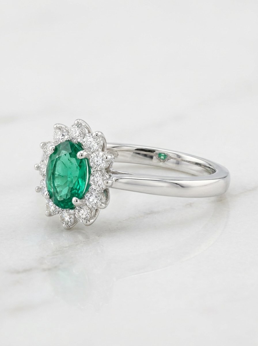 Anello in oro bianco con smeraldo centrale taglio ovale ct.0,42 e contorno di diamanti bianchi taglio brillante rotondo ct 0,22 F-VS au gr.3,8 mis 13