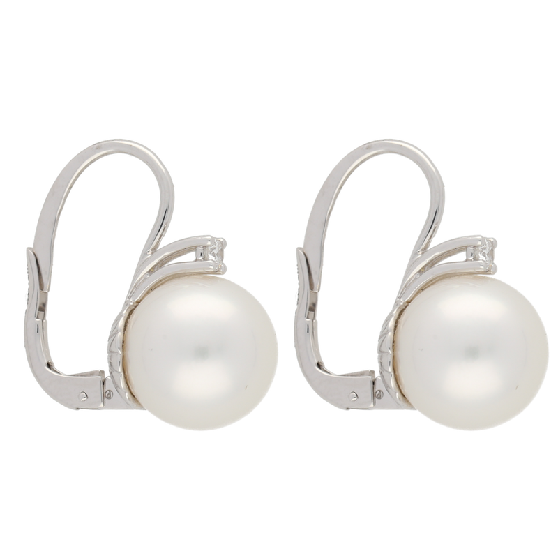 Orecchini classici con bottoncini di perle di acqua dolce, in questo caso montati in argento bianco. Un grande classico e sempre elegante Orecchini classici con bottoncini di perle di acqua dolce, in questo caso montati in argento bianco. Un grande classico e sempre elegante